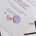 Makroaufnahme eines 18mm runden hellvioletten DIY-Schmuckanhängers auf weißer Karte - Hellviolett