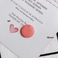 Makroaufnahme der 18mm korallenrosa Polymer-Ton-Scheibe mit Loch für DIY-Schmuckherstellung - Korallenrosa