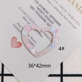Makro-Detail des herzförmigen Harz-Anhängers mit Trockenblumen, Größe 36x42mm - 36*42mm / Rosa Transluzent Trockenblumen Herzform (4#)
