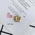 Detalle macro de un colgante de lazo dorado 16x17mm con texturas 3D para joyería DIY - Estilo de Lazo Plisado 3D (2#)