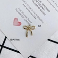 Detalle macro del colgante de lazo dorado para joyería DIY con medidas 18x19mm - Estilo de Lazo Pulido de Moda (6#)