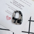 Macro-opname van rechthoekige acryl hanger met luipaardprint op decoratieve basis - Zwart Grijze Textuur (14#)