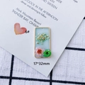 Dettaglio di un ciondolo rettangolare in resina 17x32mm con fiori e foglia d'oro - Stile Fiore Secco Rettangolo Verde Chiaro (6#)