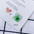 Dettaglio pendente a rombo da 25mm in resina con fiore secco verde e farfalla dorata - Stile Fiore Secco Farfalla d'Oro Rombo (8#)