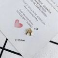 Primer plano detallado del dije de lazo dorado 11x10mm para joyas y collares - Estilo de Lazo Pequeño Exquisito (15#)