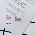Vista macro de un colgante de lazo dorado 16x10mm con diamantes de imitación - Estilo de Lazo con Strass Completo (17#)