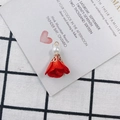 Détail d'un pendentif fleur en tissu rouge avec perle blanche et anneau doré - Style 4 Rouge Foncé