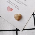 Detail eines herzförmigen Harzanhängers mit Wellenstruktur für DIY-Schmuck - Milchteefarbe (5#)
