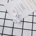 Détail d'un pendentif fleur en tissu blanc avec anneau doré pour création de boucles d'oreilles - Style Floral Blanc (5#)