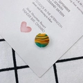 Gros plan d'une perle ronde plate en résine avec texture marbrée jaune orange et verte - Marbre Jaune Orange Vert (6#)