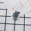 Détail du pompon fleur en tissu gris foncé avec calotte dorée pour bijoux DIY - Style Gris Foncé (7#)