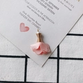 Detalle del colgante de pétalos de rosa de gasa rosa con perla y alambre de oro fino - Rosa Claro (3#)