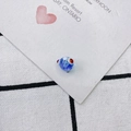 Detalle macro de una cuenta de vidrio azul hecha a mano con motivos de peces rojos - Estilo Pájaro-Pez Azul Irregular (8#)