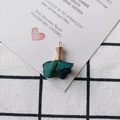 Detalle de un colgante de rosa en tela verde oscuro con capuchón de metal dorado - Verde Oscuro (6#)
