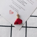 Detalle de colgante de rosa de tela roja con tapa dorada para crear bisutería - Rojo Vino (7#)