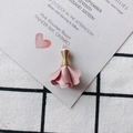 Detalle de un colgante de borla de flor de tela rosa con hilo dorado para joyería DIY - Rosa (8#)