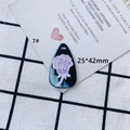 Détail d'un pendentif goutte en acrylique 25x42mm avec relief rose mauve et émail bleu - Rose Bleue Foncée Larme (7#)