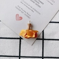 Detalle de colgante de rosa de seda amarilla con alambre dorado y perla blanca - Amarillo (9#)