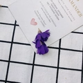 Gros plan sur le pendentif fleur en tissu violet avec capuchon doré pour bijoux DIY - Style Résille Violet (15#)