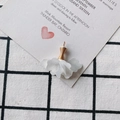 Detalle de colgante de flor de tela blanca con alambre dorado y perla sobre tarjeta - Blanco (11#)