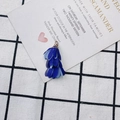 Détail d'un pendentif fleur en tissu bleu avec anneau doré pour bijoux fait main - Style Dégradé Bleu (17#)