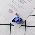 Detalle de colgante de rosa de tela azul real con alambre dorado y cuenta blanca fina - Azul Real (13#)
