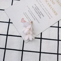 Détail d'un pendentif fleur en tissu rose clair avec fermoir en métal doré - Style Résille Rose Clair (18#)