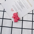 Gros plan d'un pendentif fleur en mousseline rose fait main avec calotte dorée - Style Rose Pêche (22#)