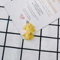 Détail de pendentif fleur en mousseline jaune avec calotte dorée pour bijoux faits à la main - Style Jaune Vif (23#)