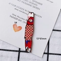 Detail van rode acryl koi vis hanger met gouden schubben en 13x61mm afmetingen - Rode Karpervlag Stijl (1#)
