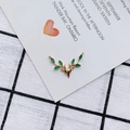 Vista macro del colgante alce dorado con piedras marquesa verdes para joyería DIY - Estilo Dorado Piedra Verde (2)