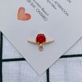Makroaufnahme: Roter Edelsteinanhänger mit goldener Krallenfassung auf weißer Karte - Einzelner Anhänger / Rot (2#)