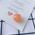 Detail eines halbtransparenten, orange-pinken Erdbeeranhängers für DIY-Schmuck - Orangerot (5)