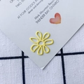 Dettaglio macro del ciondolo a fiore cavo giallo opaco per accessori di gioielli fai-da-te - Giallo Brillante