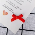 Macro-detail van een matte rode hars strik oorbel component met realistische textuur - Rood