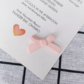 Detailopname van roze mat strikje van hars voor DIY-sieraden en nageldecoratie - Lichtroze