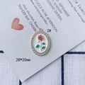 Detail eines 28x20mm Rosenanhängers mit roter Emaille, grünen Blättern und Strasssteinen - Rote Emaille Rose Weißer Boden Strassrand Ovaler Stil (2#)