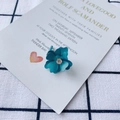 Detail van een matblauwe bloem met een centrale zirkonia steen voor DIY-sieraden - Turkooisblauw (1)