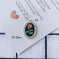 Detailaufnahme eines ovalen Vintage-Rosenanhängers mit glitzerndem Kristallrand - Rote Emaille Rose Schwarzer Boden Strassrand Ovaler Stil (4#)