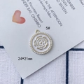 Vista dettagliata del ciondolo smaltato 24x21mm con perle e rilievo di rosa dorata - Rosa Dorata Rilievo Base Bianca Bordo Perla Stile Rotondo (5#)