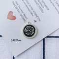Vista macro del ciondolo rosa nera e oro 24x21mm con bordo di perle bianche tonde - Linea Rosa Dorata Base Nera Bordo Perla Stile Rotondo (7#)