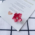 Detailopname van matte roze bloemoorbel met een centrale zirkoniasteen - Rozerood (4)