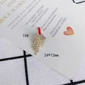 Makroaufnahme von 24x12mm geometrischen vergoldeten Quastenohrringen mit Zirkonia-Inlay - Quaste Dreieck (10#)