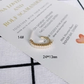 Detail von 24x13mm Gold C-Ohrring mit Zirkon-Inlay auf einer weißen Karte - C-Form Halbcreole (14#)