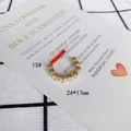Detail eines geometrischen 18K Goldrings mit Zirkonia und 24x17mm Größenetikett - Strass Ring (15#)