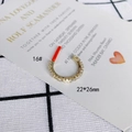 Detail eines goldenen C-förmigen Anhängers mit Baguette-Zirkonias für DIY Schmuckdesign - Baguette-Schliff Creole (16#)