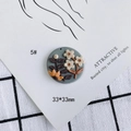 Detalle del colgante 3D de arcilla de 33mm con flores crema y girasol naranja - Estilo Redondo Girasol Gris (5)