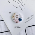 Vista macro detallada de un dije floral de arcilla polimérica de 33mm para bisutería DIY - Estilo Redondo Blanco Flores Coloridas (9)