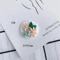 Detalle de flores de resina rosa y azul para joyería DIY en una tarjeta de exhibición - Estilo Redondo Blanco Margarita Rosa-Azul (10)