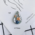 Detalle macro de un colgante floral 3D hecho a mano en arcilla verde Morandi con flores - Estilo Lágrima Gris-Verde Flores Naranja-Azul (16)